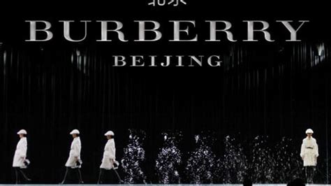 défilé hologramme burberry|Burberry Beijing Musion Events Holographic Fashion Show HD.